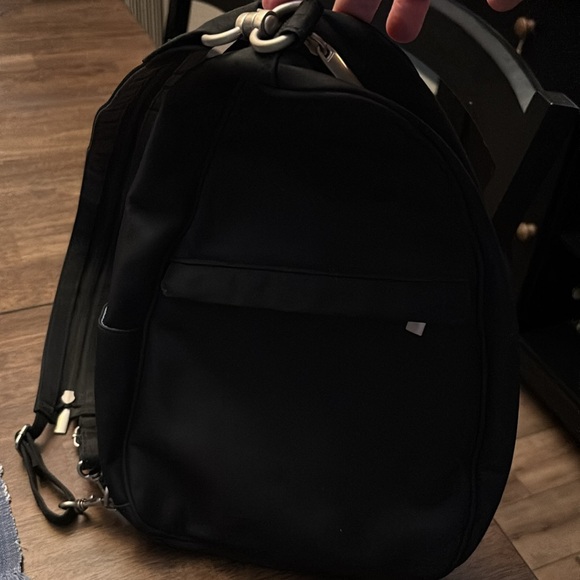 Shoulder bag/converts to a back pack. - Picture 2 of 4